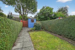 3 Bedroom House in Lisburn, 16 minutes to Belfast with parking