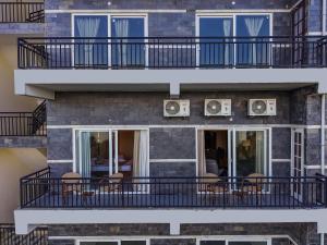 Dochi 4-BHK apartment with Hill Views, Living Room, & Balconies