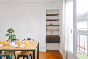 Haussmannien lumineux avec balcon proche Montmartre