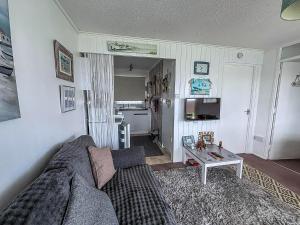Lovely Chalet Nearby Hemsby Beach In Norfolk Ref 83070S