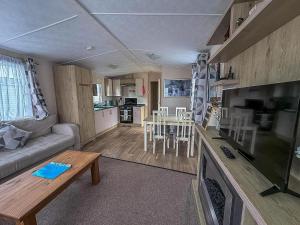Lovely 6 Berth Caravan With Free Wi-Fi At Broadland Sands Ref 20017Bs