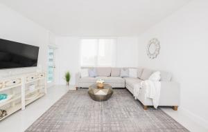 Hollywood Beachfront 2-Bedroom Condo with Ocean Views