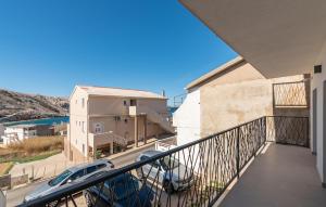 Amazing Apartment In Metajna With Wifi