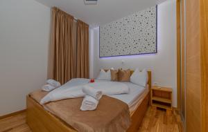 Amazing Apartment In Metajna With Wifi 
