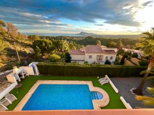 Large chalet with private pool