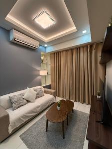 Luxury 2BR w Balcony BGC Taguig near Venice Mall