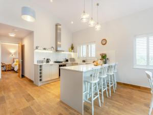 Meadow View - Uk47974