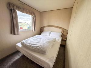 Lovely 8 Berth Caravan At California Cliffs With Double Glazing Ref 50013Ae