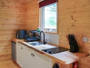 Shepherds Hut Two - Uk48783