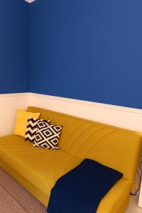 Casa cobalto vicinissima al centro by Turin House Collection