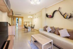 Hogar Brisa de las Marinas acogedor apartamento con amplia terraza y acceso directo a las piscinas-Comfortable apartment with spacious terrace and direct pool access