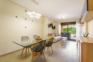 Hogar Brisa de las Marinas acogedor apartamento con amplia terraza y acceso directo a las piscinas-Comfortable apartment with spacious terrace and direct pool access