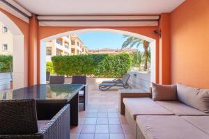 Hogar Brisa de las Marinas acogedor apartamento con amplia terraza y acceso directo a las piscinas-Comfortable apartment with spacious terrace and direct pool access