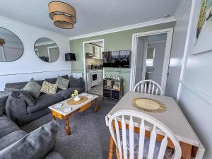 Modern Chalet Nearby Hemsby Beach Ref 83332S