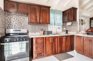 Breezy Bungalow Gated 2BR w Pool WiFi