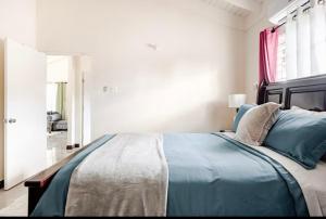 Breezy Bungalow Gated 2BR w Pool WiFi