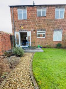 Stylish Two-Bedroom Flat with Garden Near Henley Town Centre