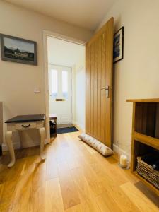 Stylish Two-Bedroom Flat with Garden Near Henley Town Centre