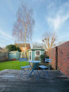 Stylish Two-Bedroom Flat with Garden Near Henley Town Centre