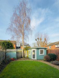 Stylish Two-Bedroom Flat with Garden Near Henley Town Centre