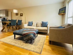 Stylish Two-Bedroom Flat with Garden Near Henley Town Centre