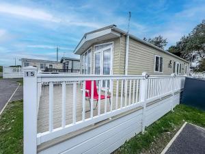 Beautiful Caravan With Decking At Broadland Sands Holiday Park Ref 20015Cf - Ubytování bez kategorie ve městě Hopton on Sea