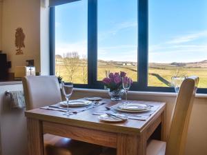 The Wolfs Den - Uk49083