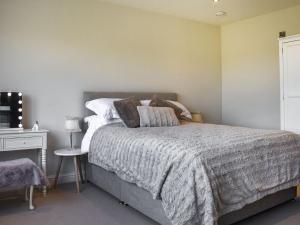 The Wolfs Den - Uk49083