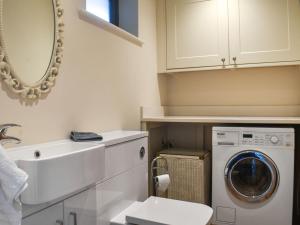 The Wolfs Den - Uk49083