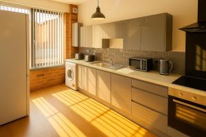 Comfy City Centre Apt for 6 - Close To Bars, Dining & Train