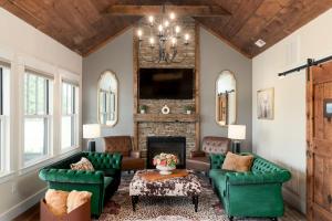 Boutique Luxury Stay Near JMU with 2 King Suites & Fireplaces