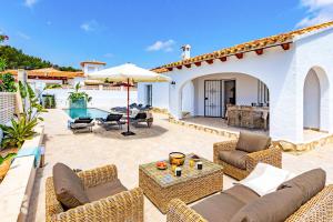 Villa Ancla Blanca by Abahana Villas