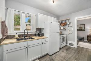 Little Barn Cottage - 3br home with hot tub