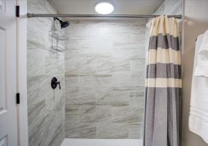 In-Unit Laundry AC Free Parking Dishwasher