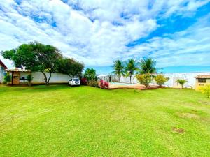 Casa de Praia com Ar, Piscina e Grande Área Verde