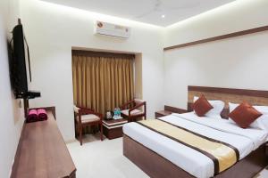 Hotel Laxmibai Palace- Only 300 miter from Sai Baba Temple!!!!