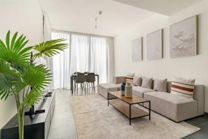 Spacious 2BR in The Crest with pool and gym - 4hvězdičkové hotely ve městě Dubaj