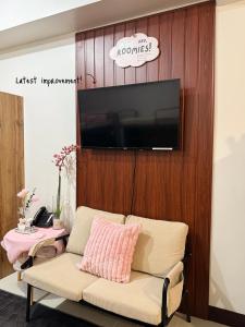 Roomies Spacious Fully Furnished Condo with Balcony and Netflix for 4pax