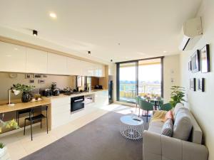 Stylish 1BR Apt with Balcony Parking Near Station