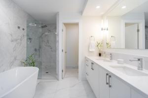 High Tide Suite - Modern Oceanfront Escape with Spa-like Bath, Resort Pool & Hot Tub