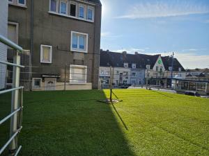 Appartement de 50 M2 avec cuisine neuve plus terrasse de 40 m2 - 3hvězdičkové hotely ve městě Le Portel