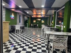 Glampfire Hotel and Cafe