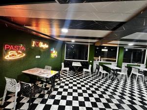 Glampfire Hotel and Cafe