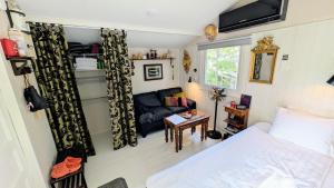 5-star homestay for 2 with breakfast, hot-tub, aircon and bikes