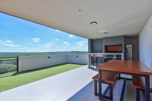 Elegant 2-bedroom space with a pool, gym, and free parking