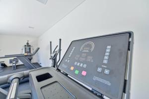 Elegant 2-bedroom space with a pool, gym, and free parking