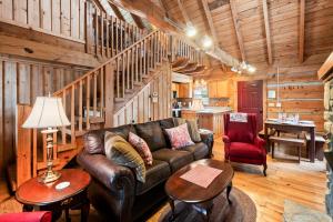 Romantic Cabin Getaway - King Bed - Fast Wi-Fi - Pet-Friendly