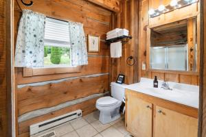 Romantic Cabin Getaway - King Bed - Fast Wi-Fi - Pet-Friendly