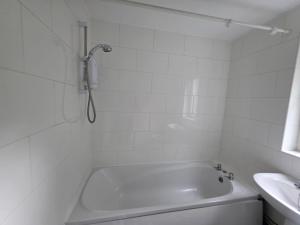 Spacious contractors and tourist apartment with parking & Wifi