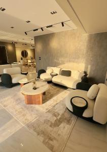 Luxury 3 Master Bedrooms Nile& Pyramids open View